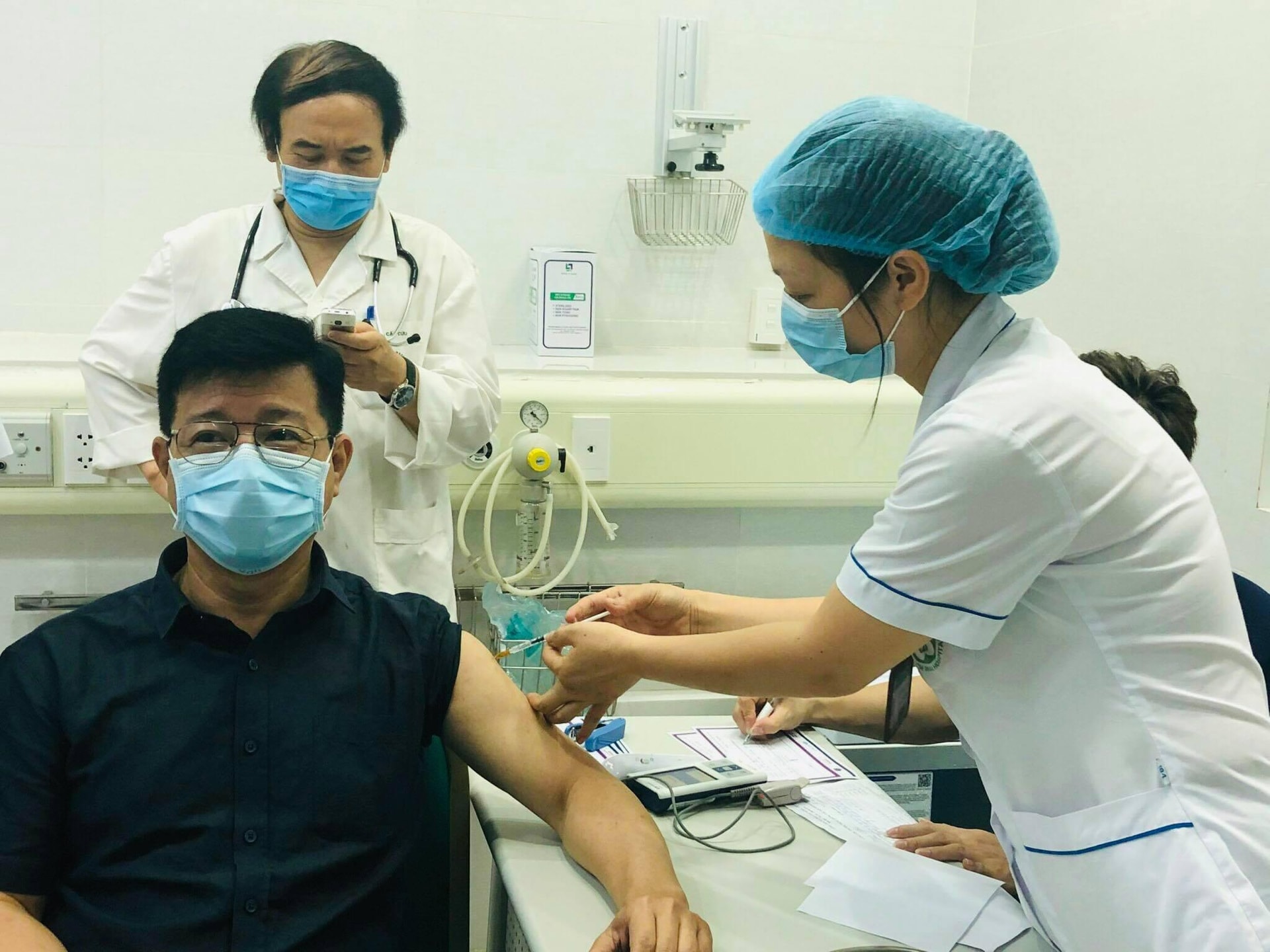 Tiêm mũi 3, mũi 4 vaccine COVID-19 có phản ứng phụ thế nào? - 1
