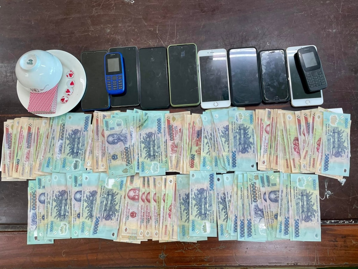 phá sới bạc chuyên nghiệp, bắt quả tang nhiều con bạc đang say sưa xóc đĩa hình ảnh 2 pha soi bac chuyen nghiep, bat qua tang nhieu con bac dang say sua xoc dia hinh anh 2