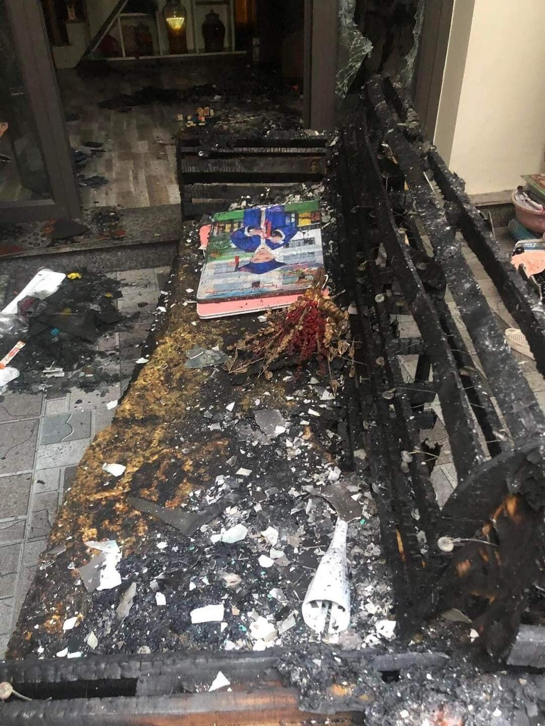 Căn nhà bị cháy đen vì thói quen sử dụng điện thoại tưởng như vô hại - 4