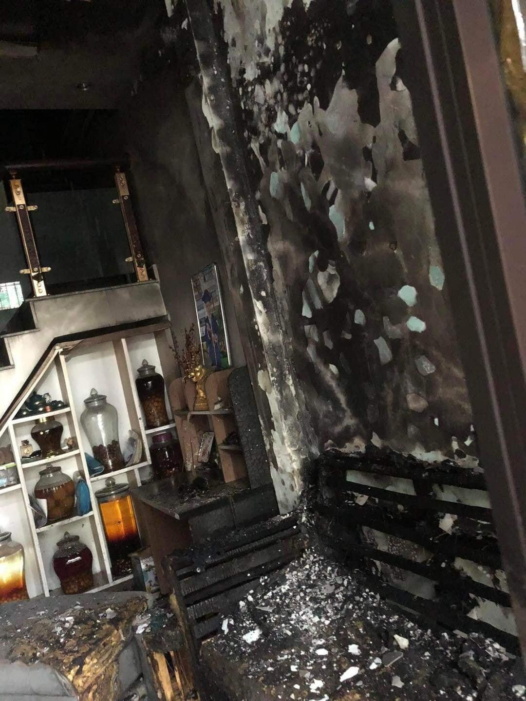 Căn nhà bị cháy đen vì thói quen sử dụng điện thoại tưởng như vô hại - 3
