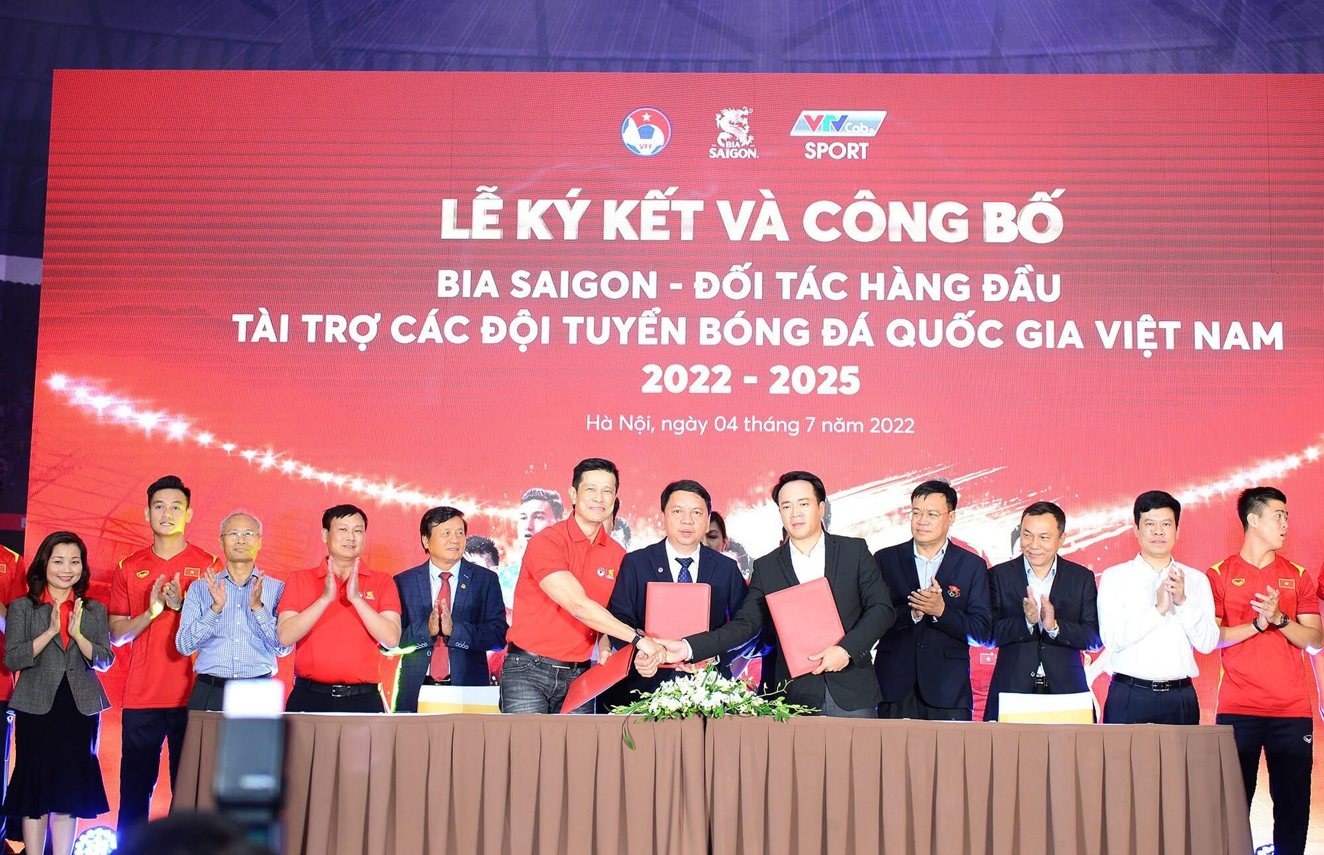 Các đội tuyển bóng đá Việt Nam nhận thêm tài trợ lớn - 1