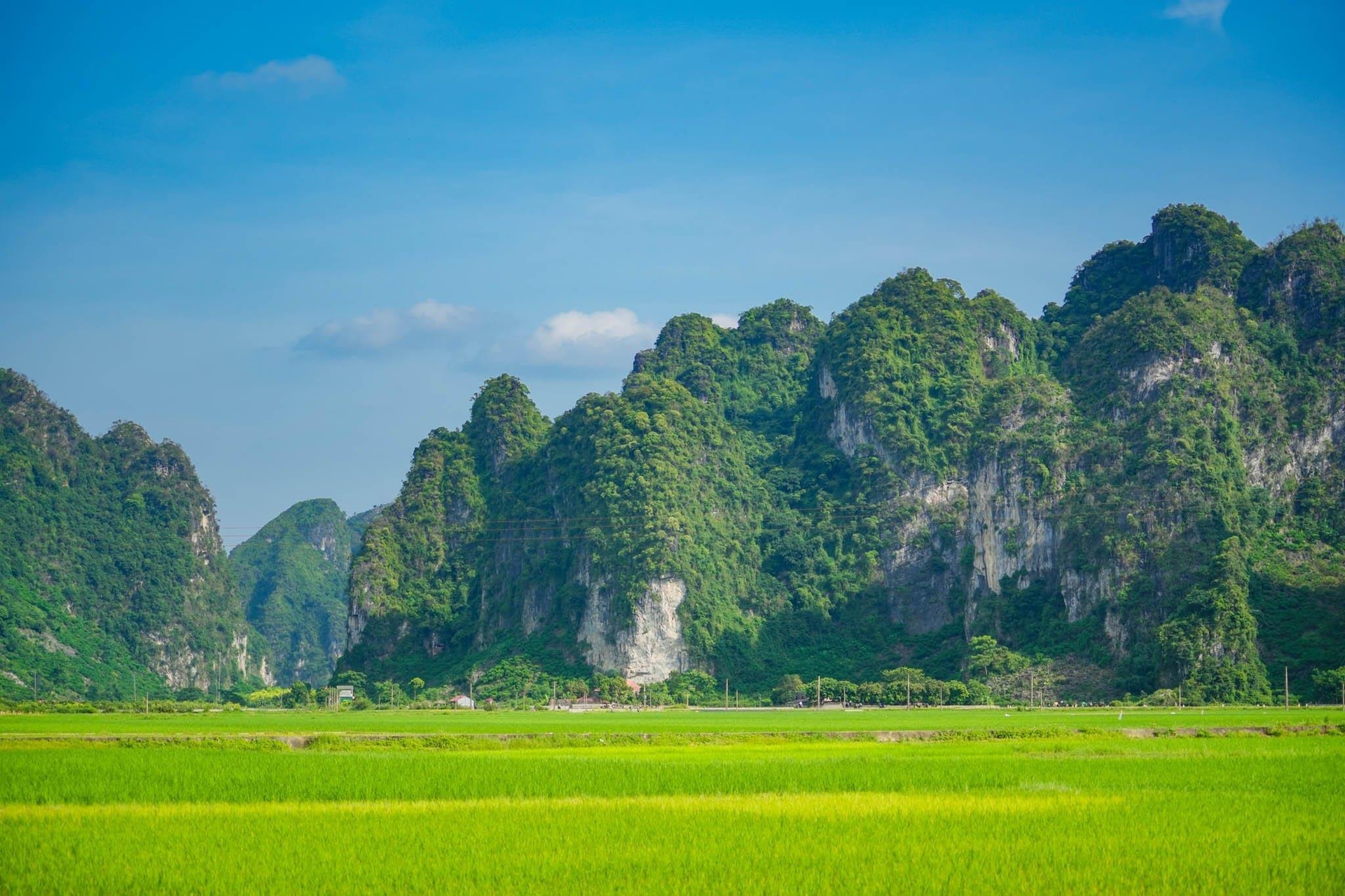 Bên dưới chân núi là những thửa ruộng lớn nhỏ và bằng phẳng