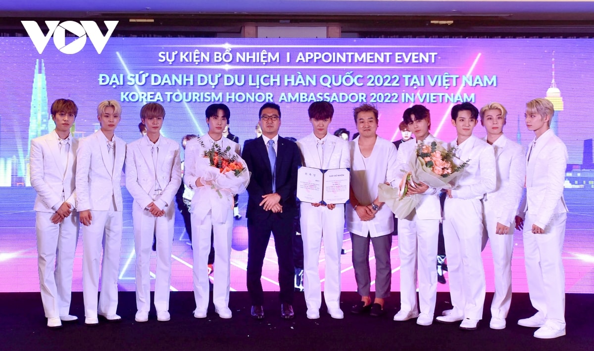 dan my nam k-pop den ha noi quang ba du lich hinh anh 2