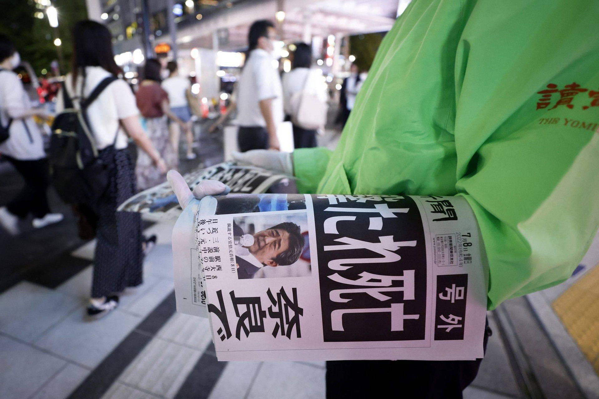 Lý do truyền thông Nhật tránh dùng từ 'ám sát' khi nói về vụ ông Abe bị bắn - 1