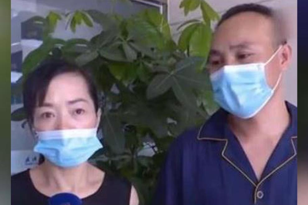 Cha mẹ cùng hiến thận để cứu con gái sinh đôi ở Trung Quốc - 1