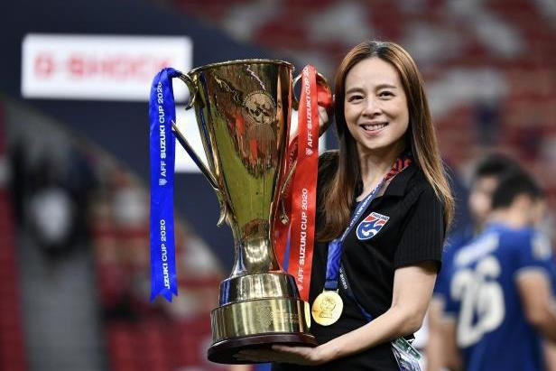 Madam Pang lại đau đầu về sự cố nhân viên quấy rối cầu thủ U23 Thái Lan - 1