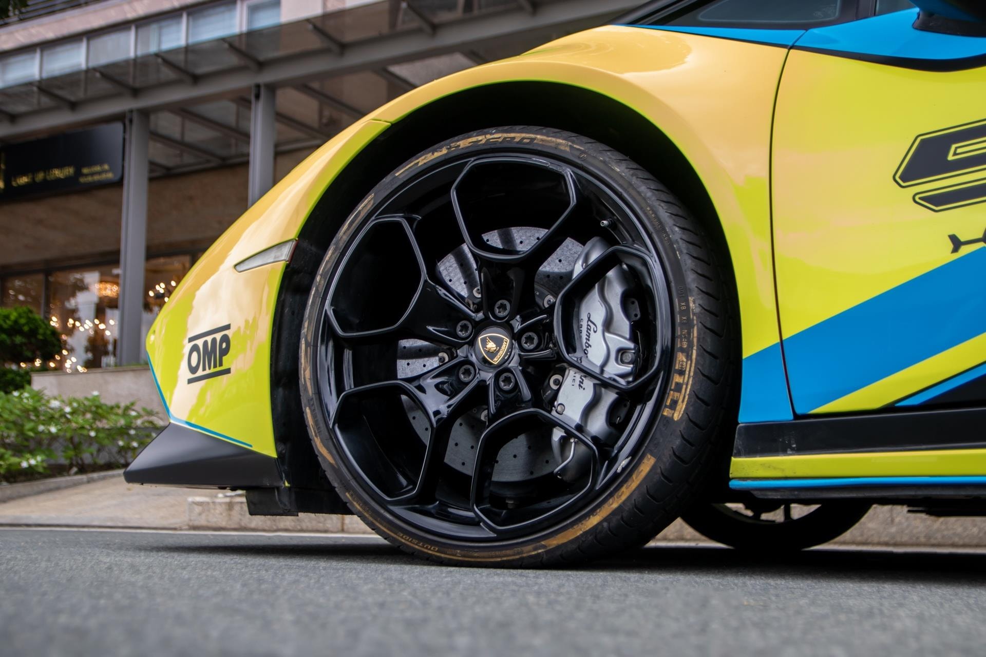 Lamborghini Huracan được làm mới theo phong cách xe đua tại TP.HCM - 6
