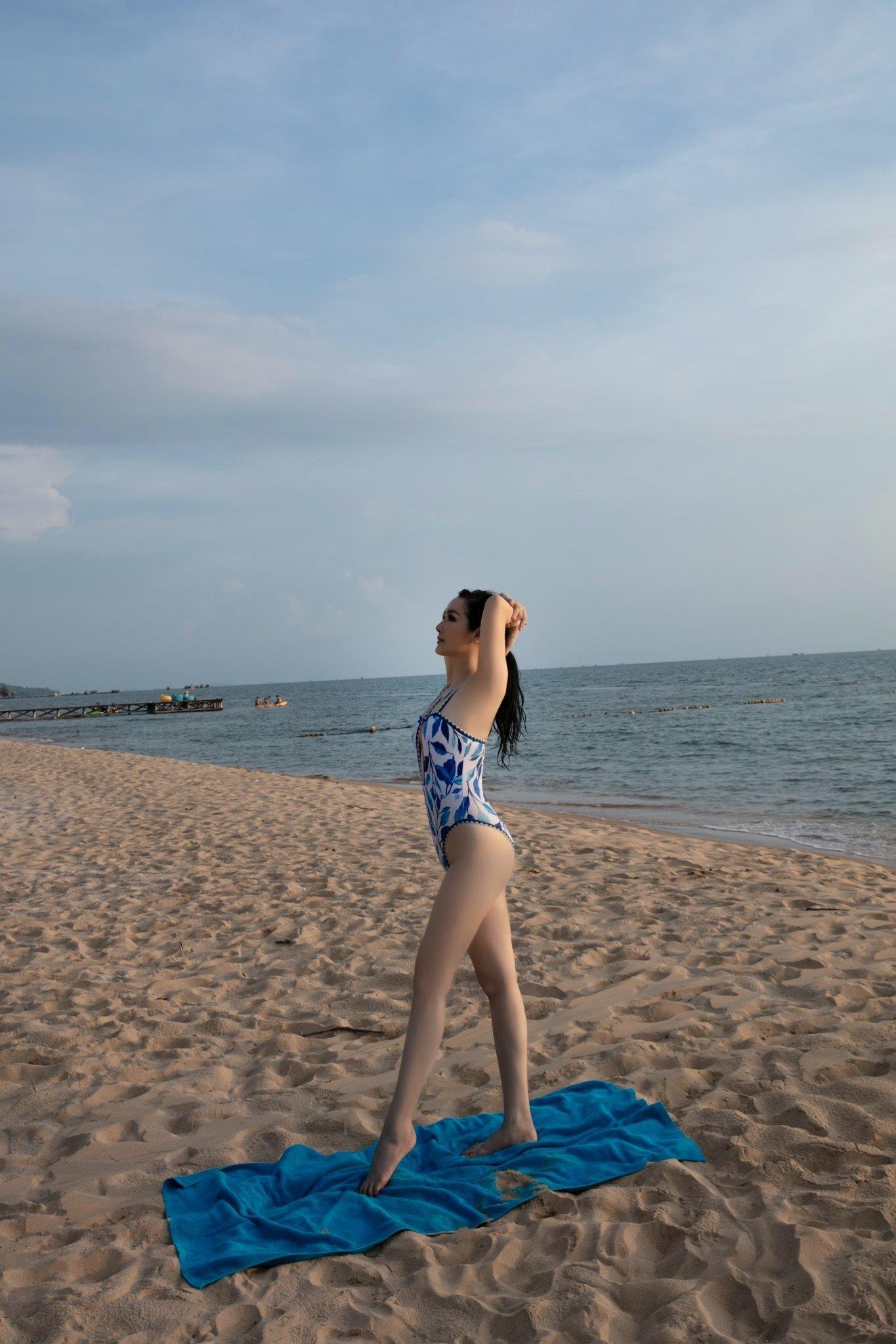 51 tuổi, Giáng My vẫn nóng bỏng khi diện bikini  - 5