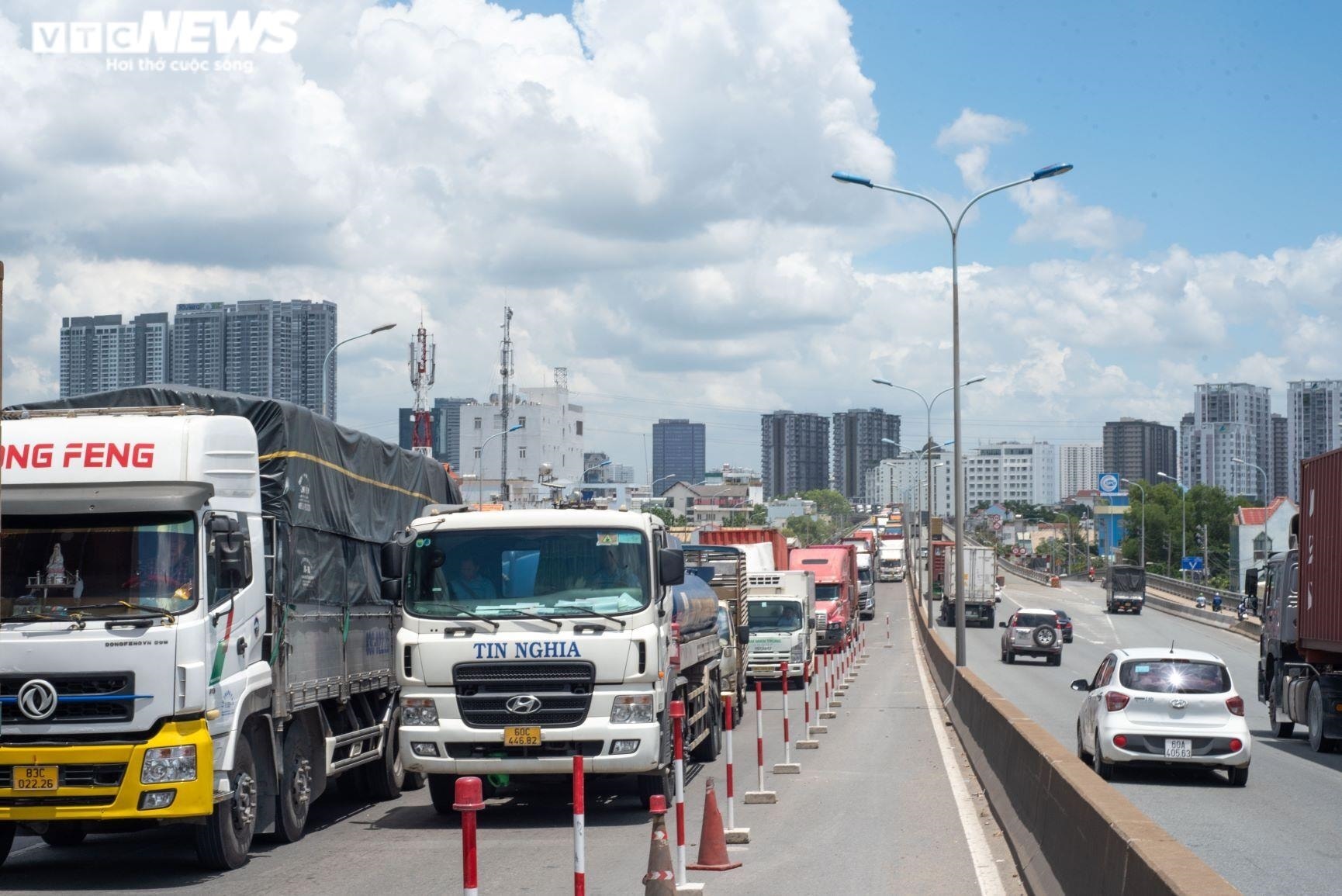 TP.HCM: Kẹt xe, hết xăng giữa cầu Phú Mỹ, tài xế than ‘mất cả chì lẫn chài’ - 1