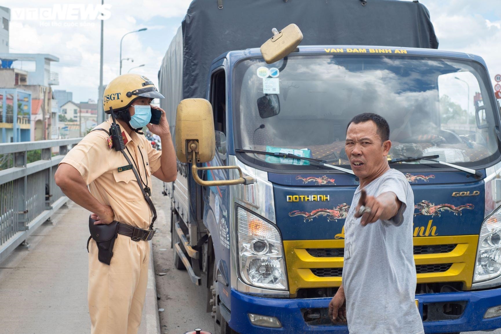 TP.HCM: Kẹt xe, hết xăng giữa cầu Phú Mỹ, tài xế than ‘mất cả chì lẫn chài’ - 2