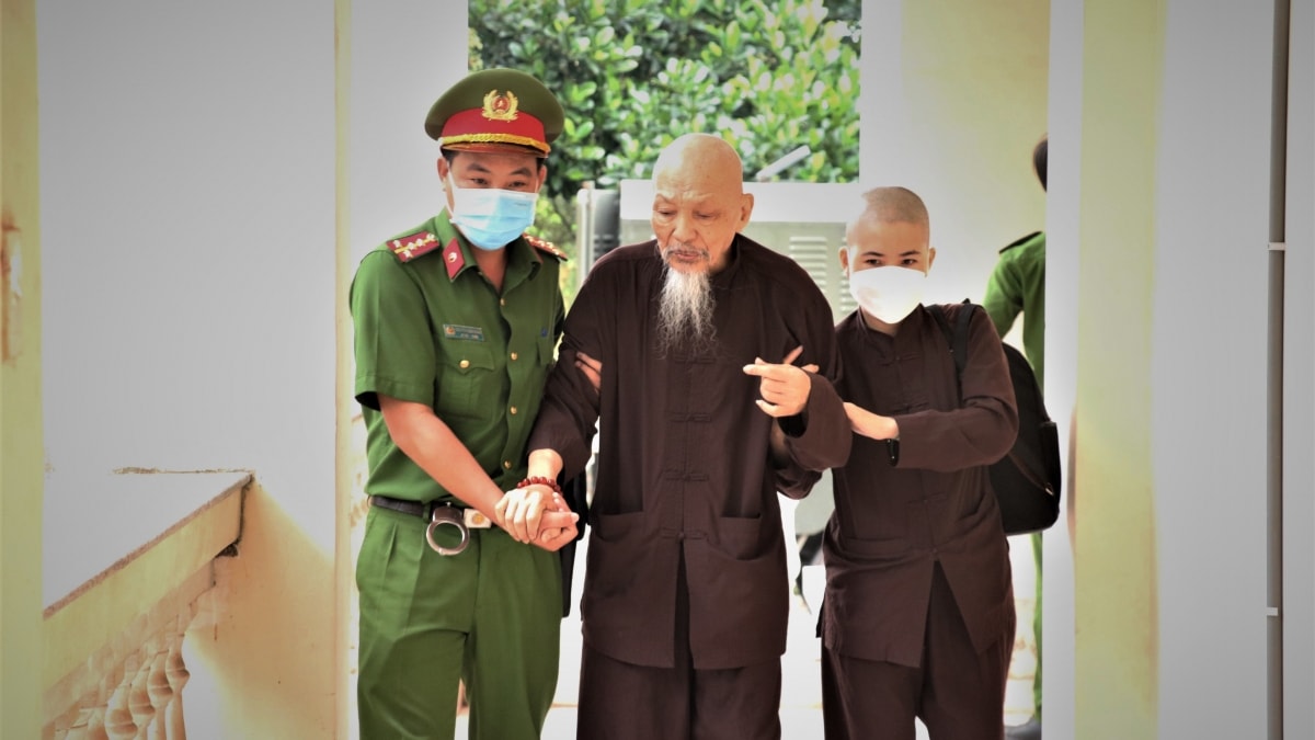 bị cáo lê tùng vân được dìu vào tòa vụ tịnh thất bồng lai hình ảnh 1 bi cao le tung van duoc diu vao toa vu tinh that bong lai hinh anh 1