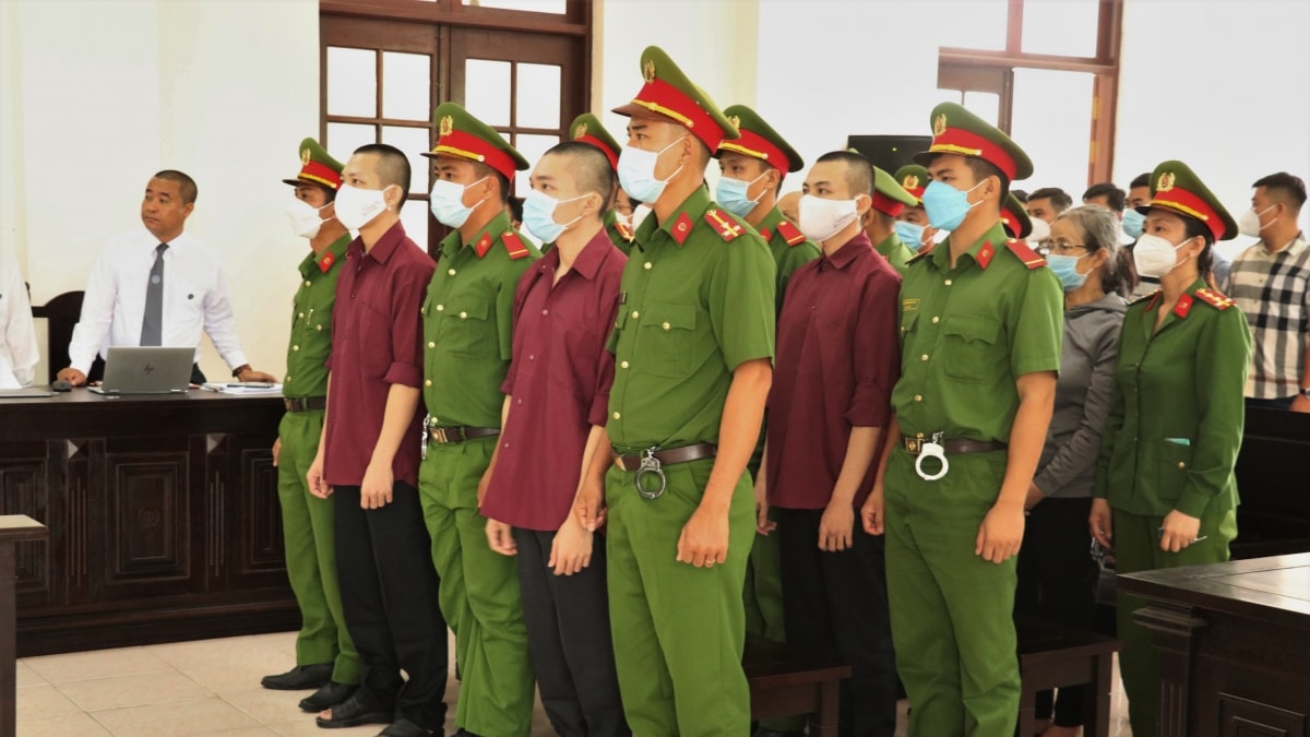 bị cáo lê tùng vân được dìu vào tòa vụ tịnh thất bồng lai hình ảnh 3 bi cao le tung van duoc diu vao toa vu tinh that bong lai hinh anh 3