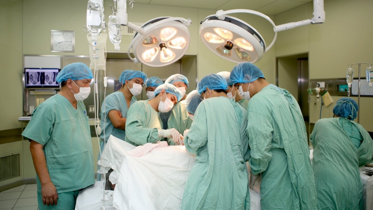 bệnh viện trung ương huế cứu sống bệnh nhân bị biến chứng khi tán sỏi hình ảnh 1 benh vien trung uong hue cuu song benh nhan bi bien chung khi tan soi hinh anh 1