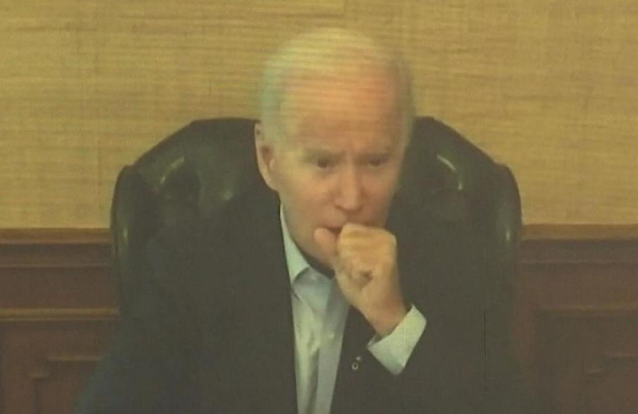 Tổng thống Biden ho, khàn giọng khi họp trực tuyến với cố vấn - 1