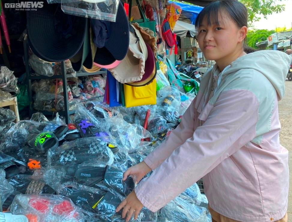 Quanh năm tất bật phụ mẹ bán dép ở chợ, nữ sinh xứ Quảng 'gặt' điểm 10 môn Văn - 1