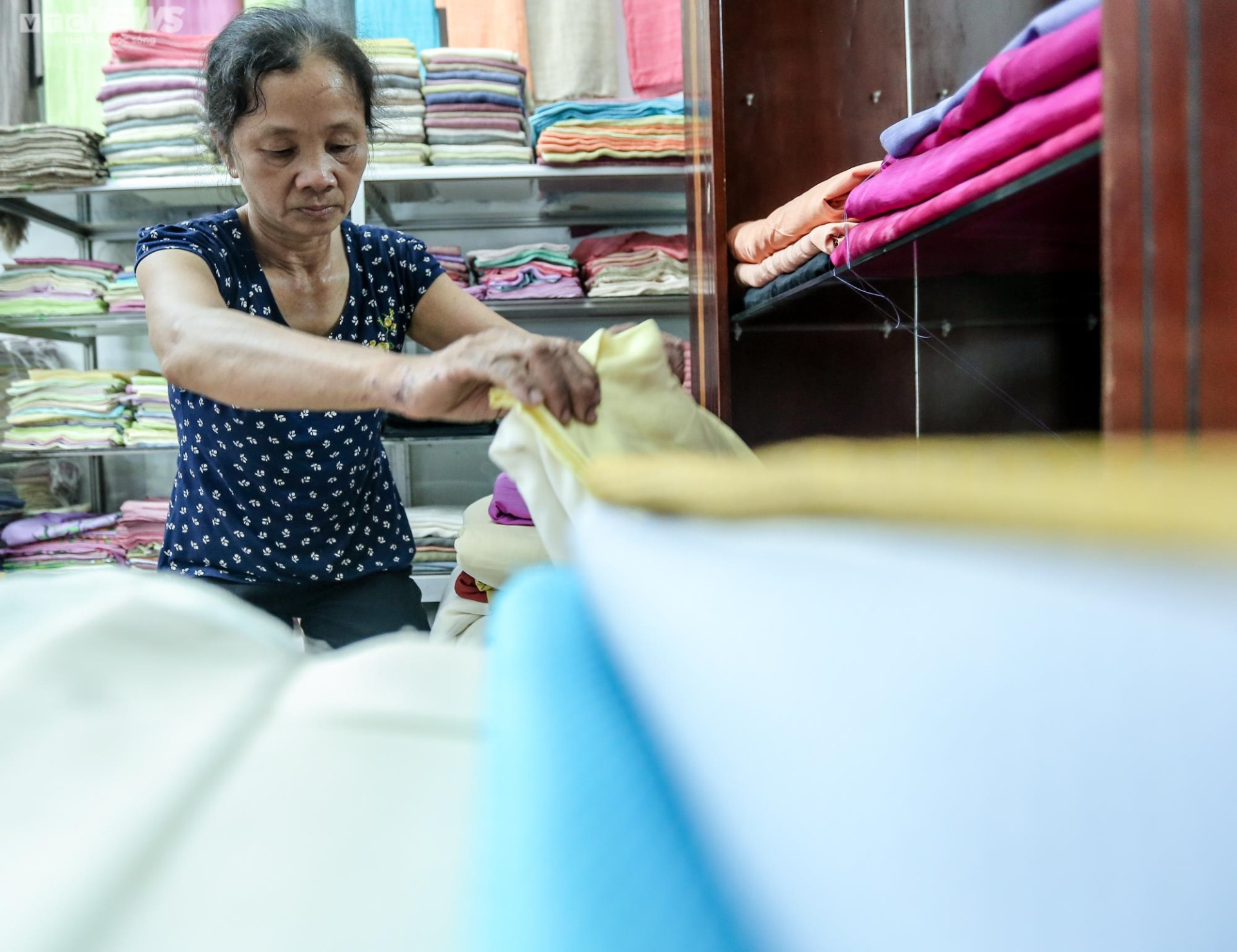 Người giữ 'lửa nghề' dệt lụa tơ tằm truyền thống ở Hà Nội - 16
