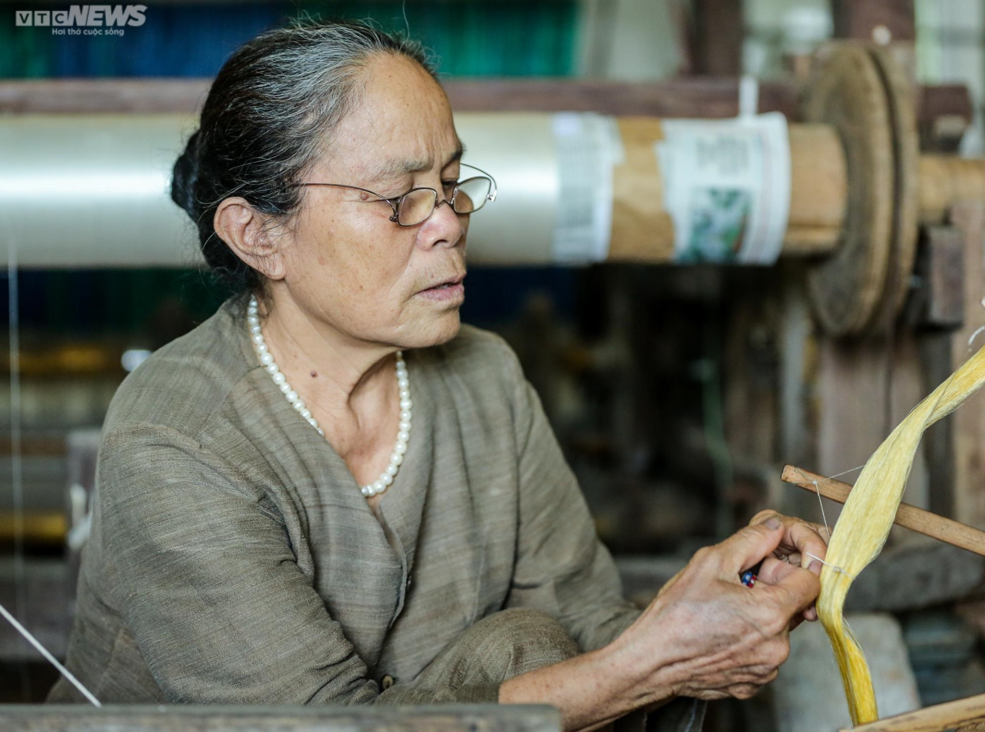 Người giữ 'lửa nghề' dệt lụa tơ tằm truyền thống ở Hà Nội - 8