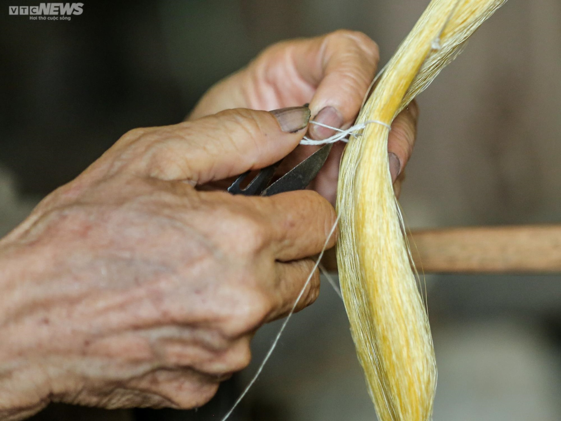 Người giữ 'lửa nghề' dệt lụa tơ tằm truyền thống ở Hà Nội - 9