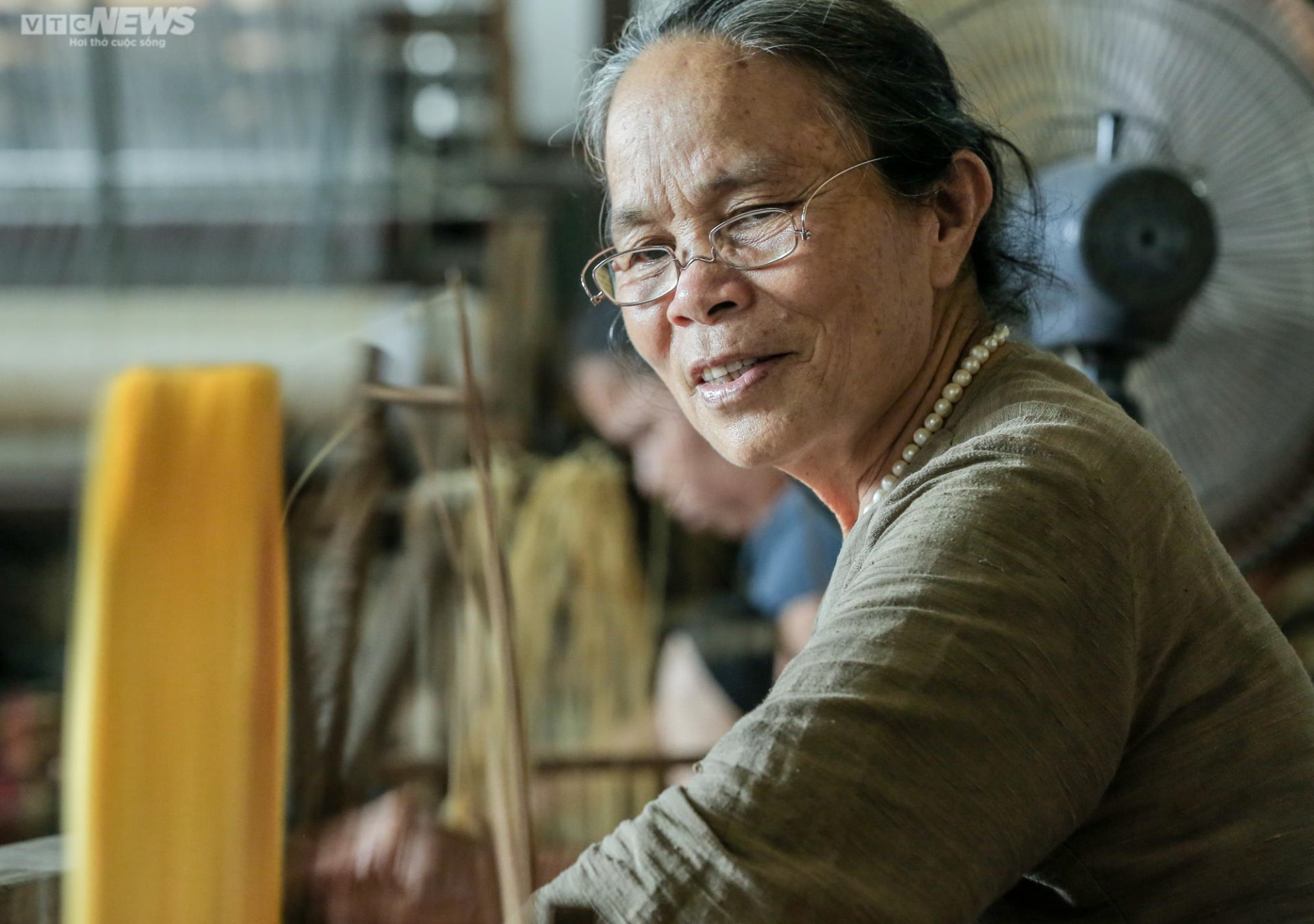 Người giữ 'lửa nghề' dệt lụa tơ tằm truyền thống ở Hà Nội - 10