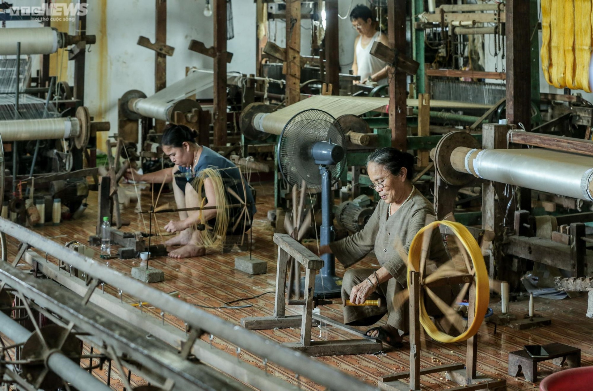 Người giữ 'lửa nghề' dệt lụa tơ tằm truyền thống ở Hà Nội - 7