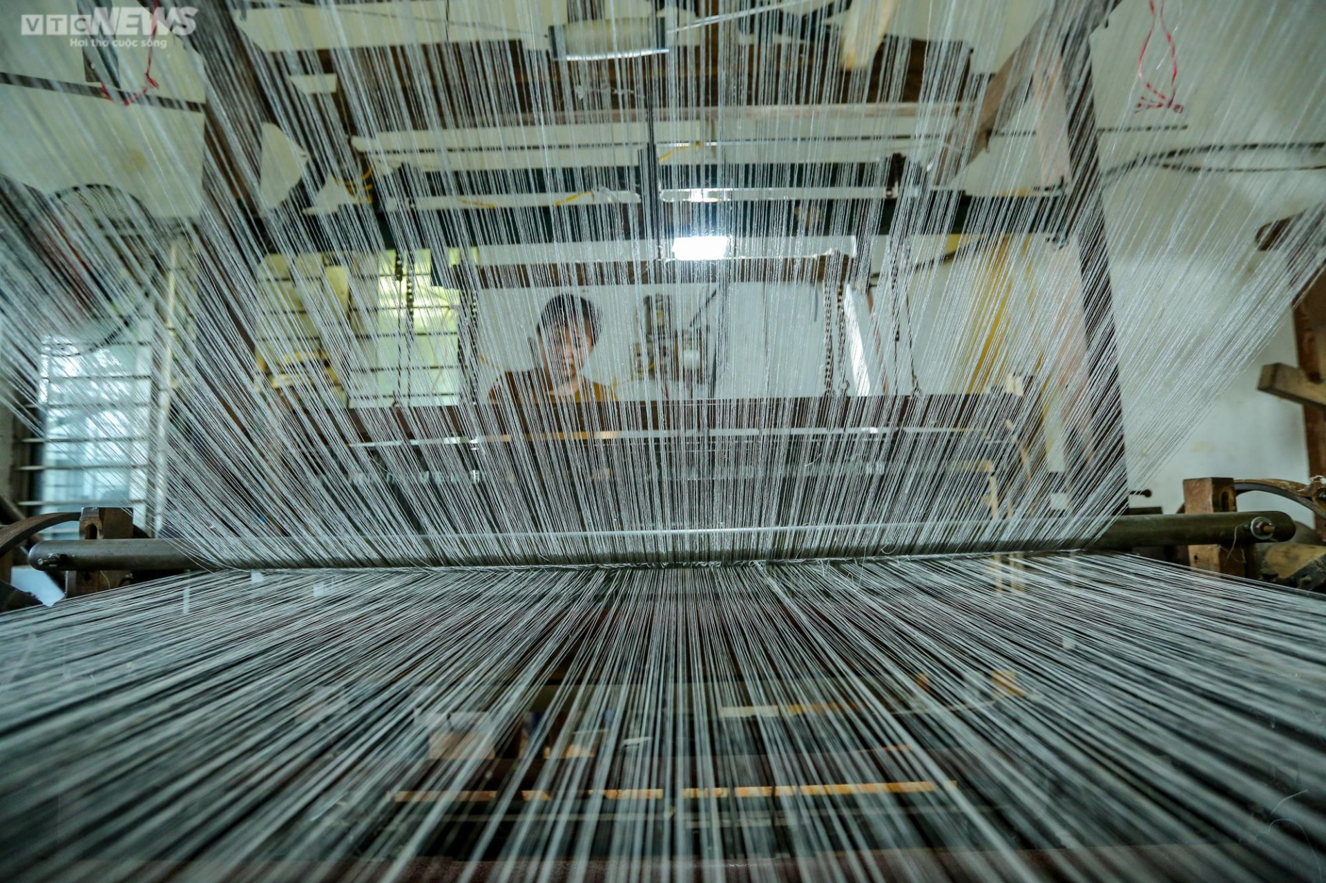 Người giữ 'lửa nghề' dệt lụa tơ tằm truyền thống ở Hà Nội - 12