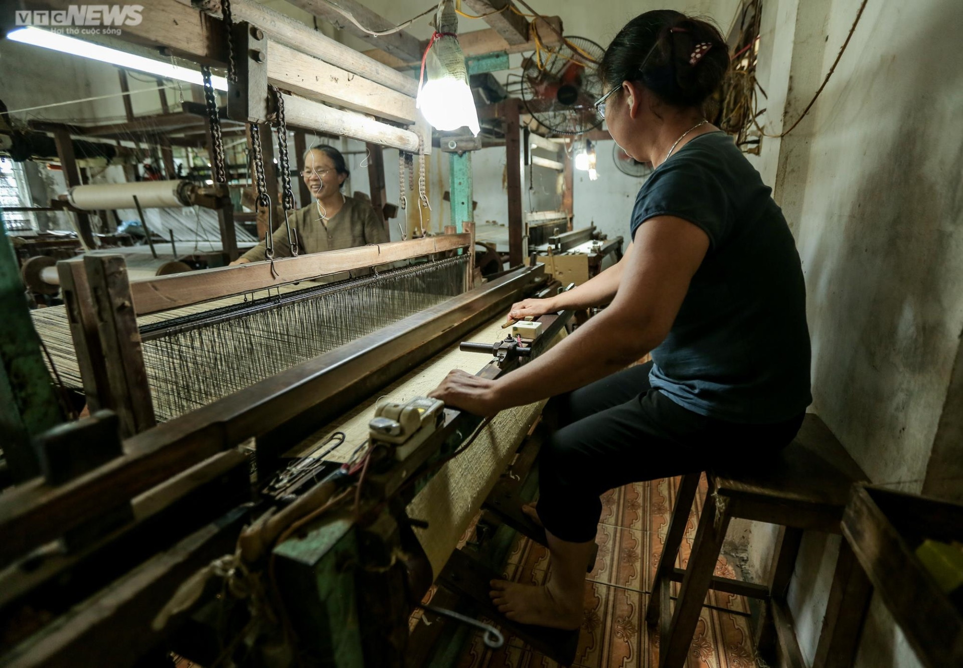 Người giữ 'lửa nghề' dệt lụa tơ tằm truyền thống ở Hà Nội - 14
