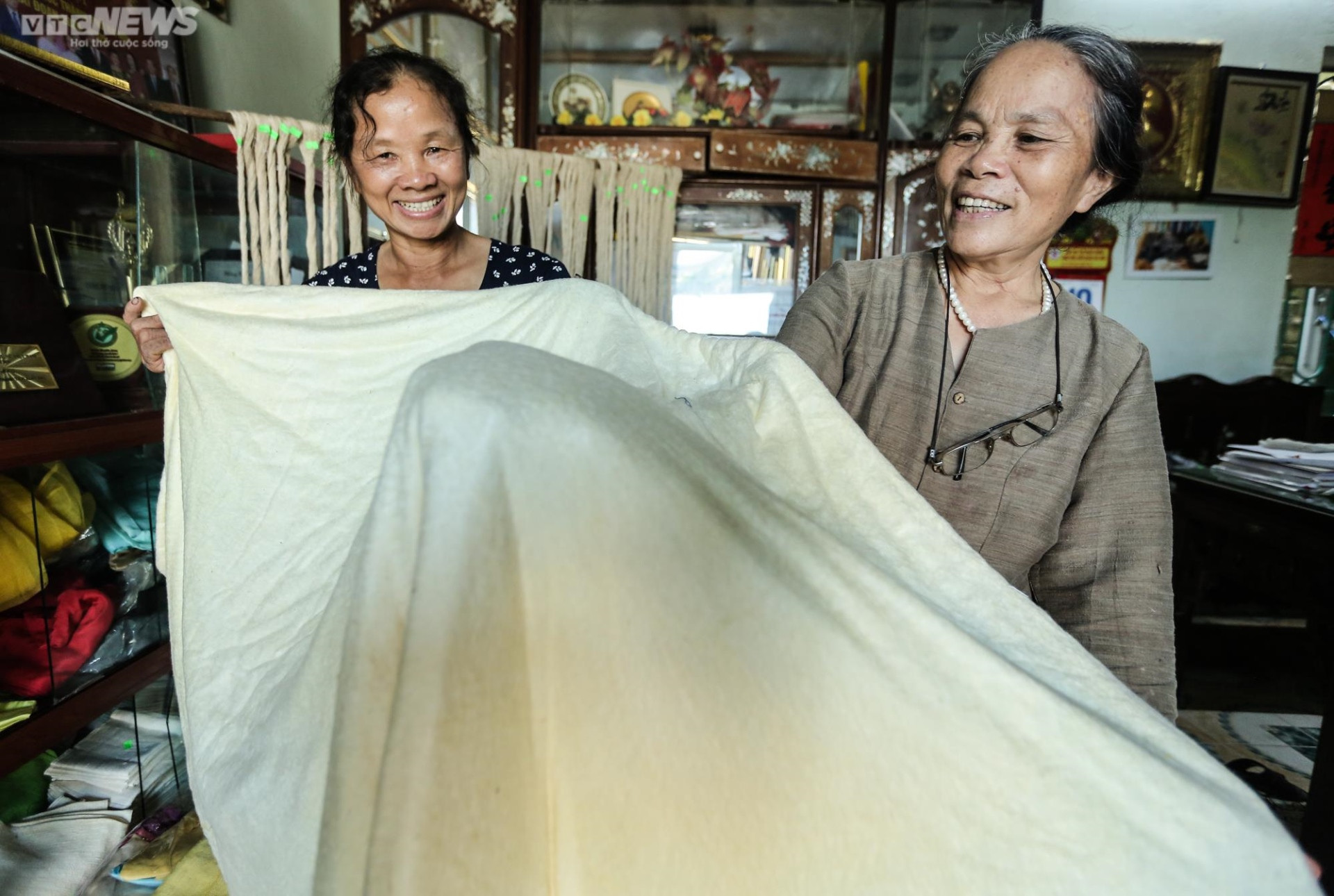 Người giữ 'lửa nghề' dệt lụa tơ tằm truyền thống ở Hà Nội - 5