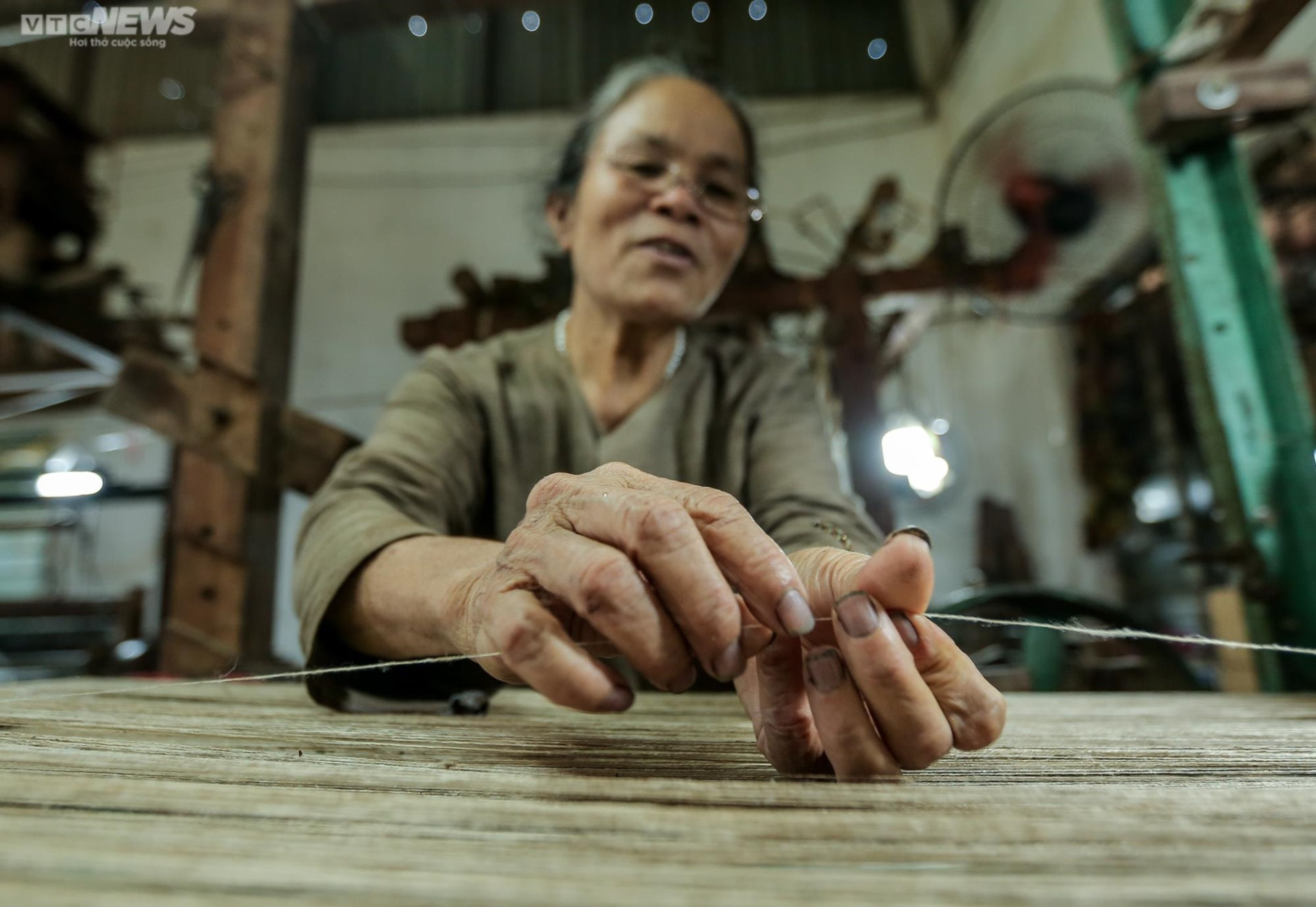 Người giữ 'lửa nghề' dệt lụa tơ tằm truyền thống ở Hà Nội - 13