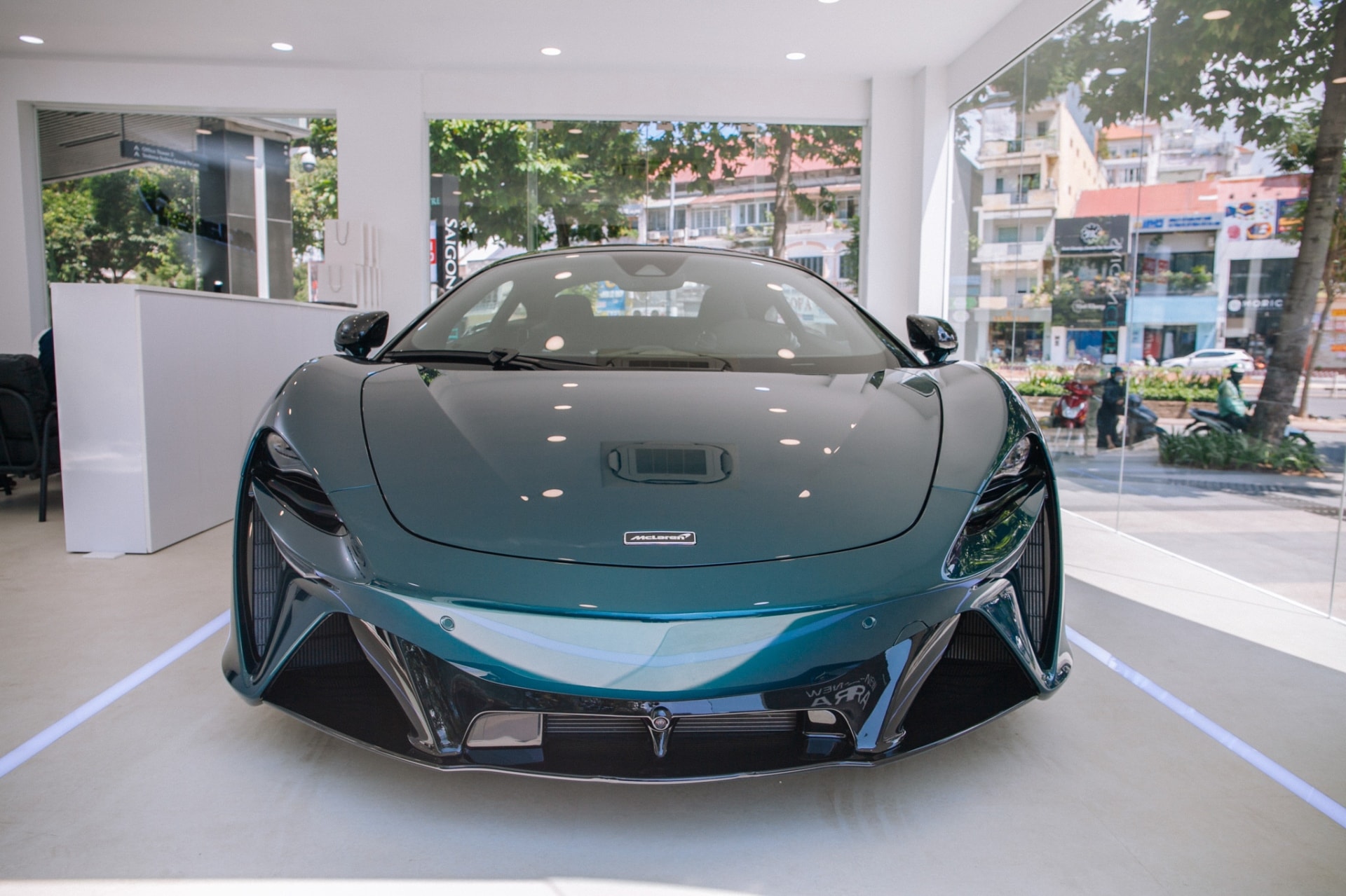 Cận cảnh siêu xe McLaren Artura hơn 14 tỷ đồng vừa về Việt Nam - 2