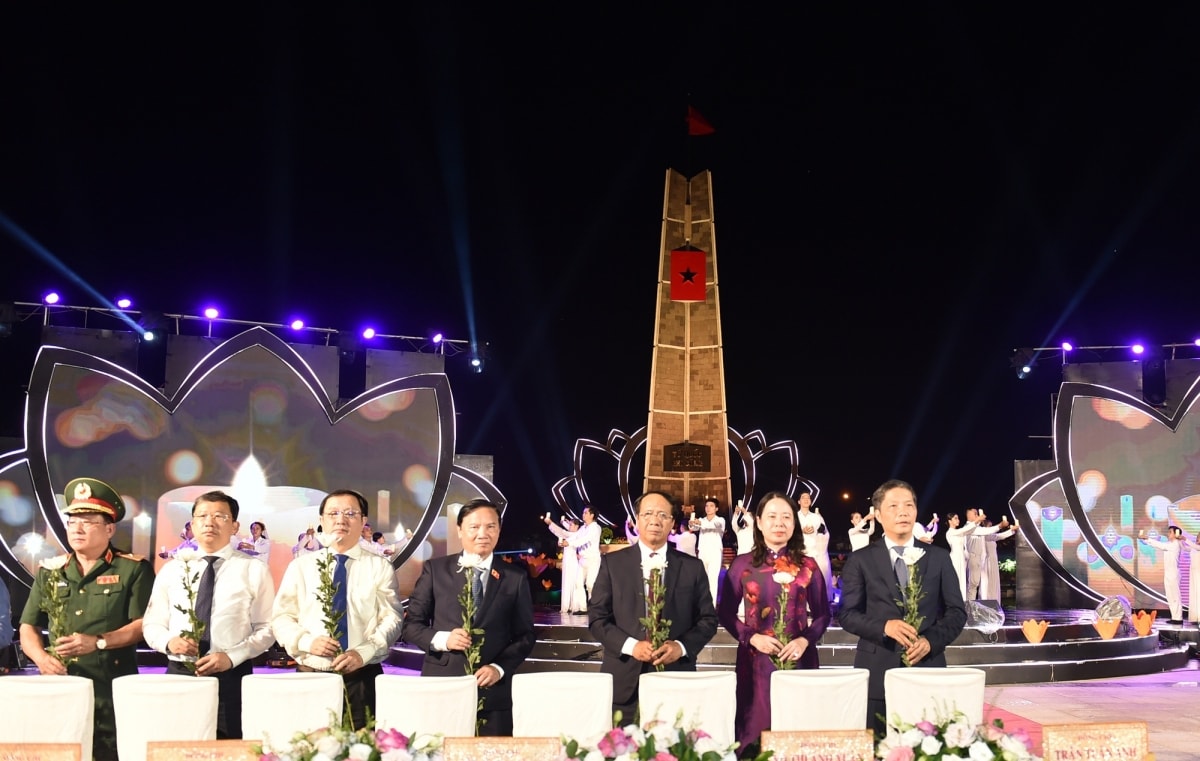 khúc tráng ca hòa bình - tri ân những người ngã xuống vì hòa bình của dân tộc hình ảnh 7 khuc trang ca hoa binh - tri an nhung nguoi nga xuong vi hoa binh cua dan toc hinh anh 7