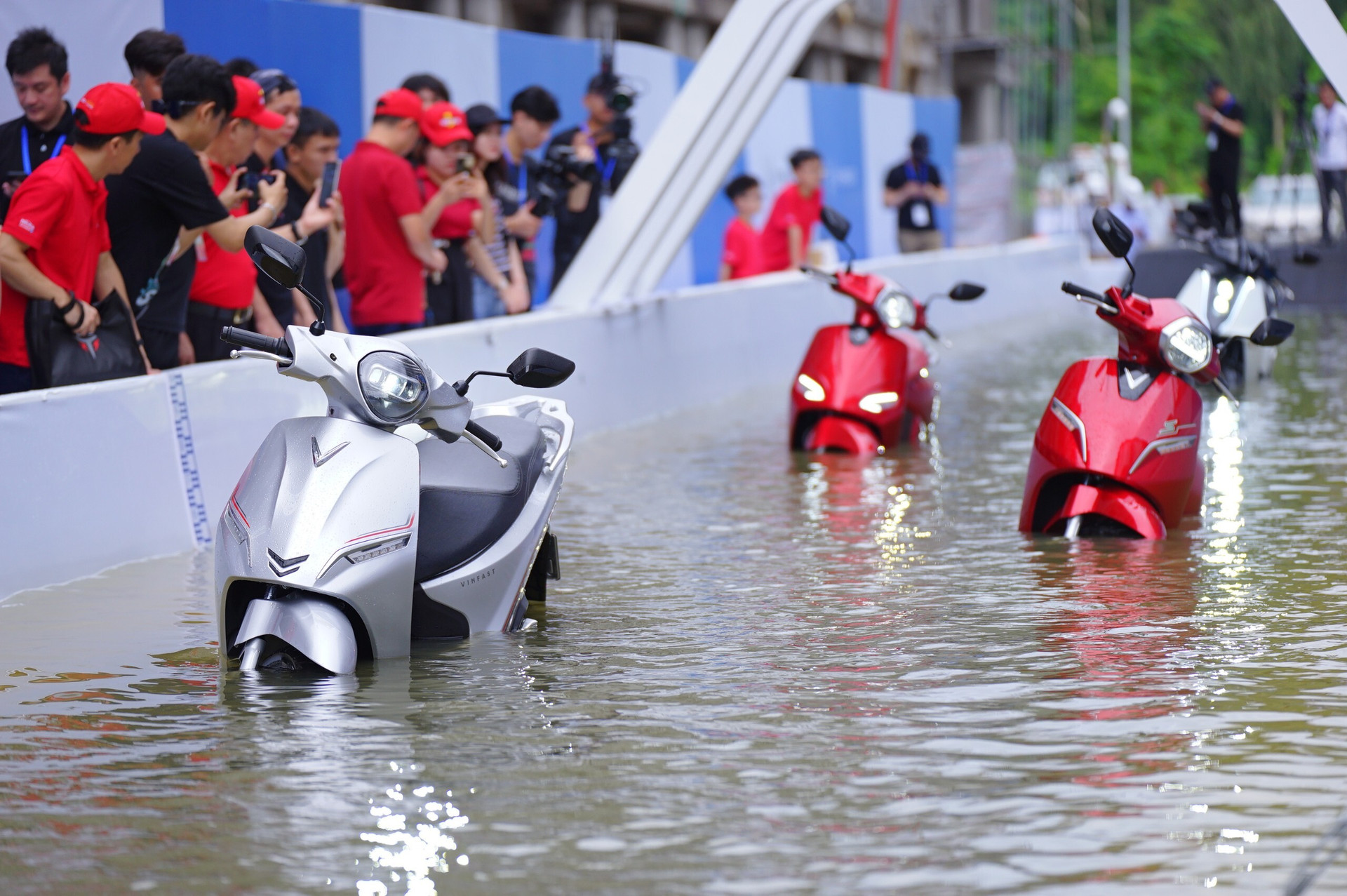 Nhiều người chọn xe máy điện VinFast để ứng phó với mùa mưa ngập - 2