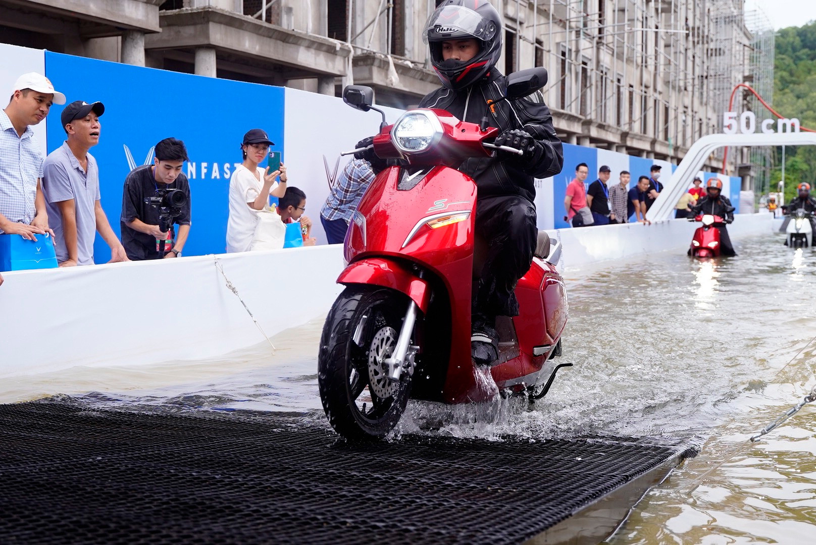 Nhiều người chọn xe máy điện VinFast để ứng phó với mùa mưa ngập - 3