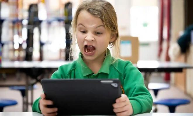 Học online quá lâu, trường ở Anh thuê chuyên gia về dạy trẻ cầm bút  - 1