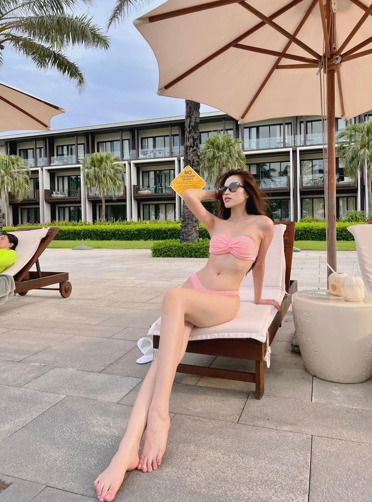 Diện bikini hồng, Hoa hậu Đỗ Thị Hà khoe chân dài miên man - 2