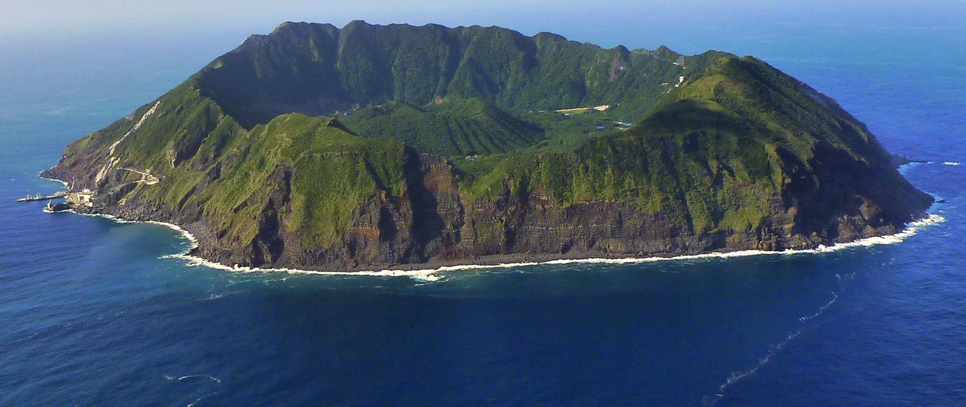 Hòn đảo núi lửa nằm biệt lập giữa biển khơi như thiên đường dưới hạ giới - 1