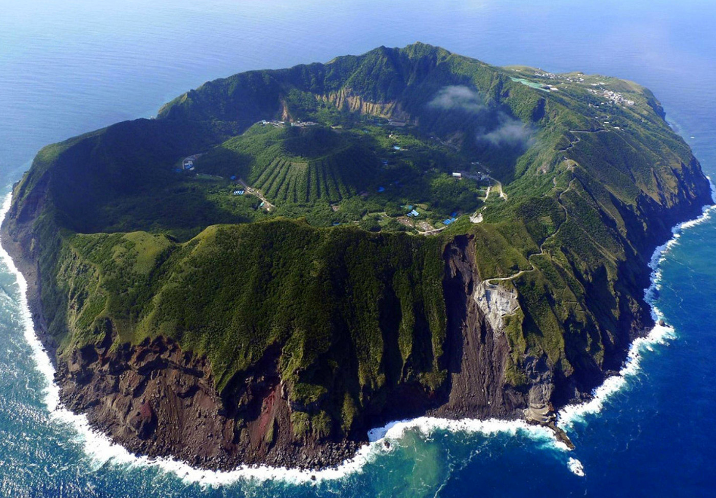 Hòn đảo núi lửa nằm biệt lập giữa biển khơi như thiên đường dưới hạ giới - 2