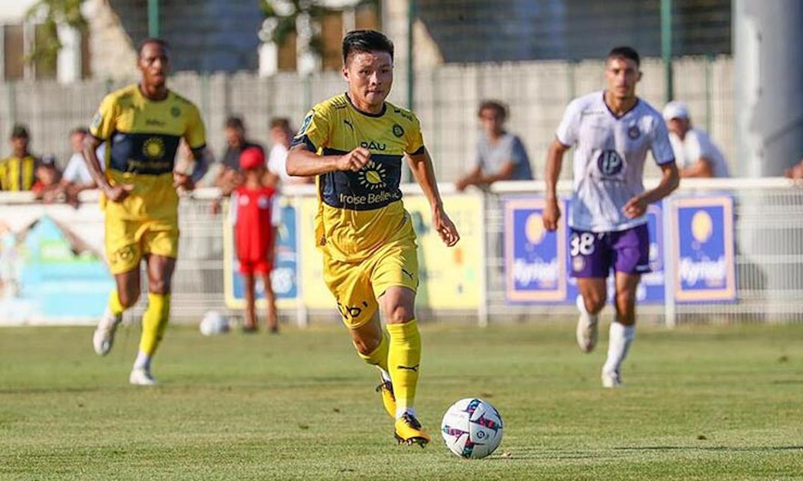 BLV Quang Huy: Quang Hải thi đấu thoải mái, có tương lai tươi sáng tại Pau FC - 2