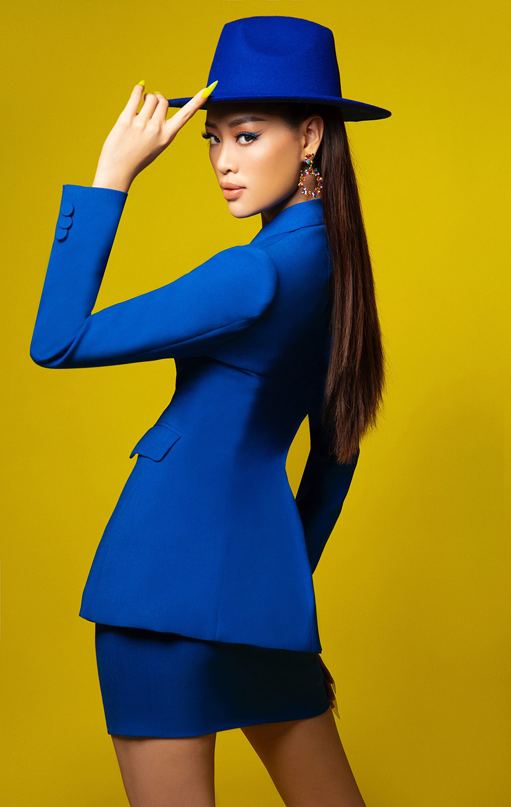 Hoa hậu Khánh Vân gợi cảm khi biến hoá với sắc màu  - 1