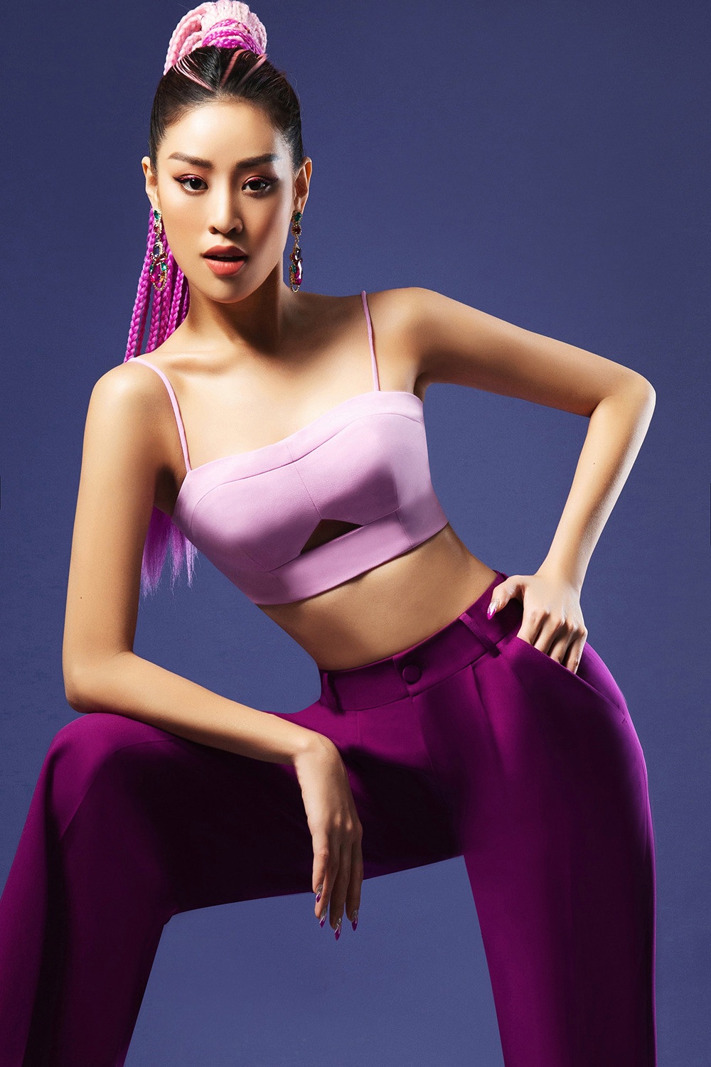 Hoa hậu Khánh Vân gợi cảm khi biến hoá với sắc màu  - 4