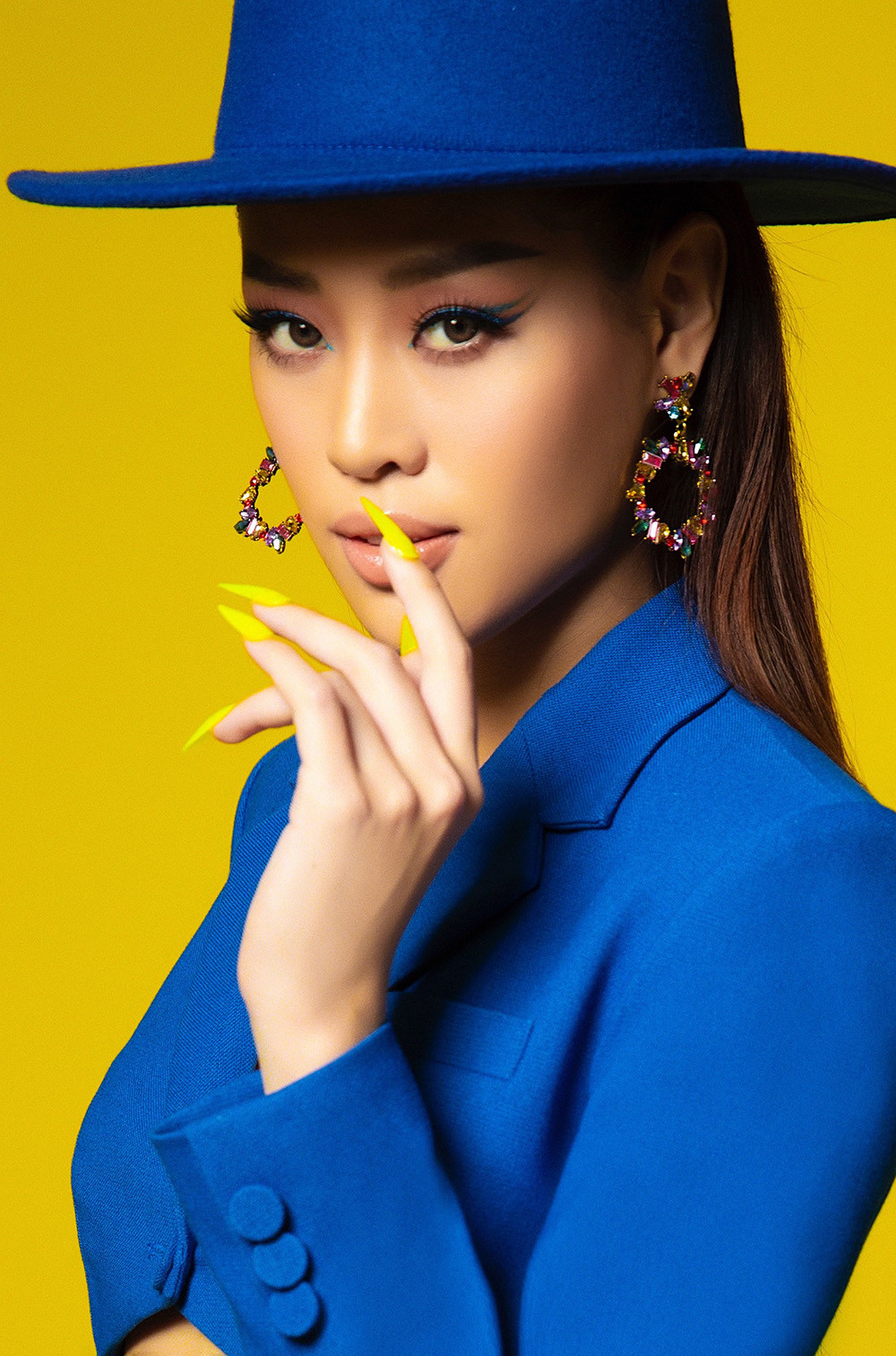 Hoa hậu Khánh Vân gợi cảm khi biến hoá với sắc màu  - 2
