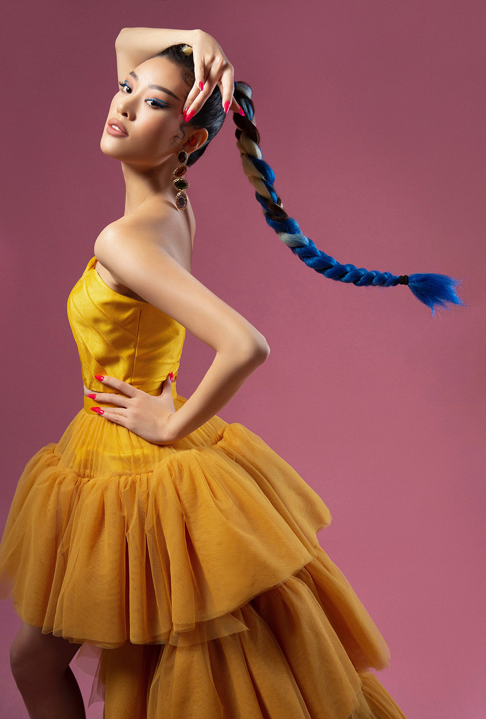 Hoa hậu Khánh Vân gợi cảm khi biến hoá với sắc màu  - 6