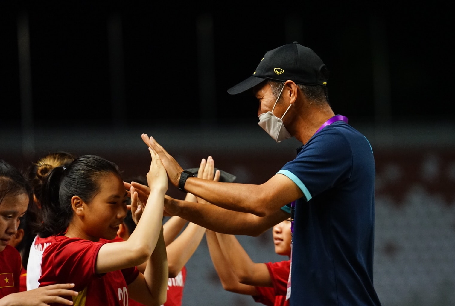 HLV Akira Ijiri nhắn nhủ U18 nữ Việt Nam: 'Nếu có ước mơ, hãy theo đuổi nó' - 1