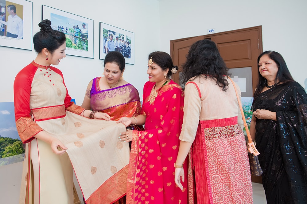 Hoa hậu Ngọc Hân và mẹ rạng rỡ diện áo dài đôi - 3