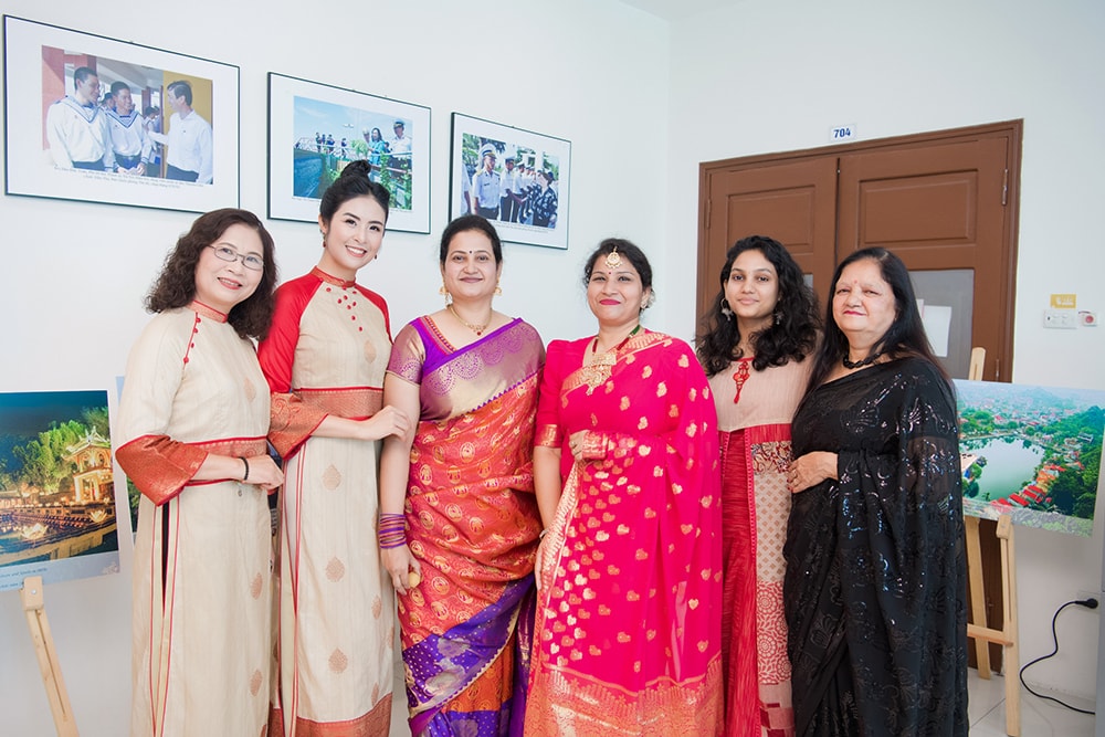 Hoa hậu Ngọc Hân và mẹ rạng rỡ diện áo dài đôi - 4