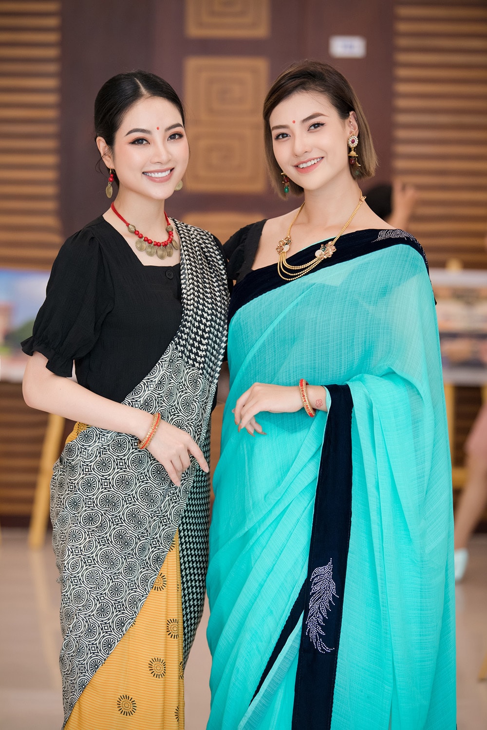 Hoa hậu Ngọc Hân và mẹ rạng rỡ diện áo dài đôi - 5