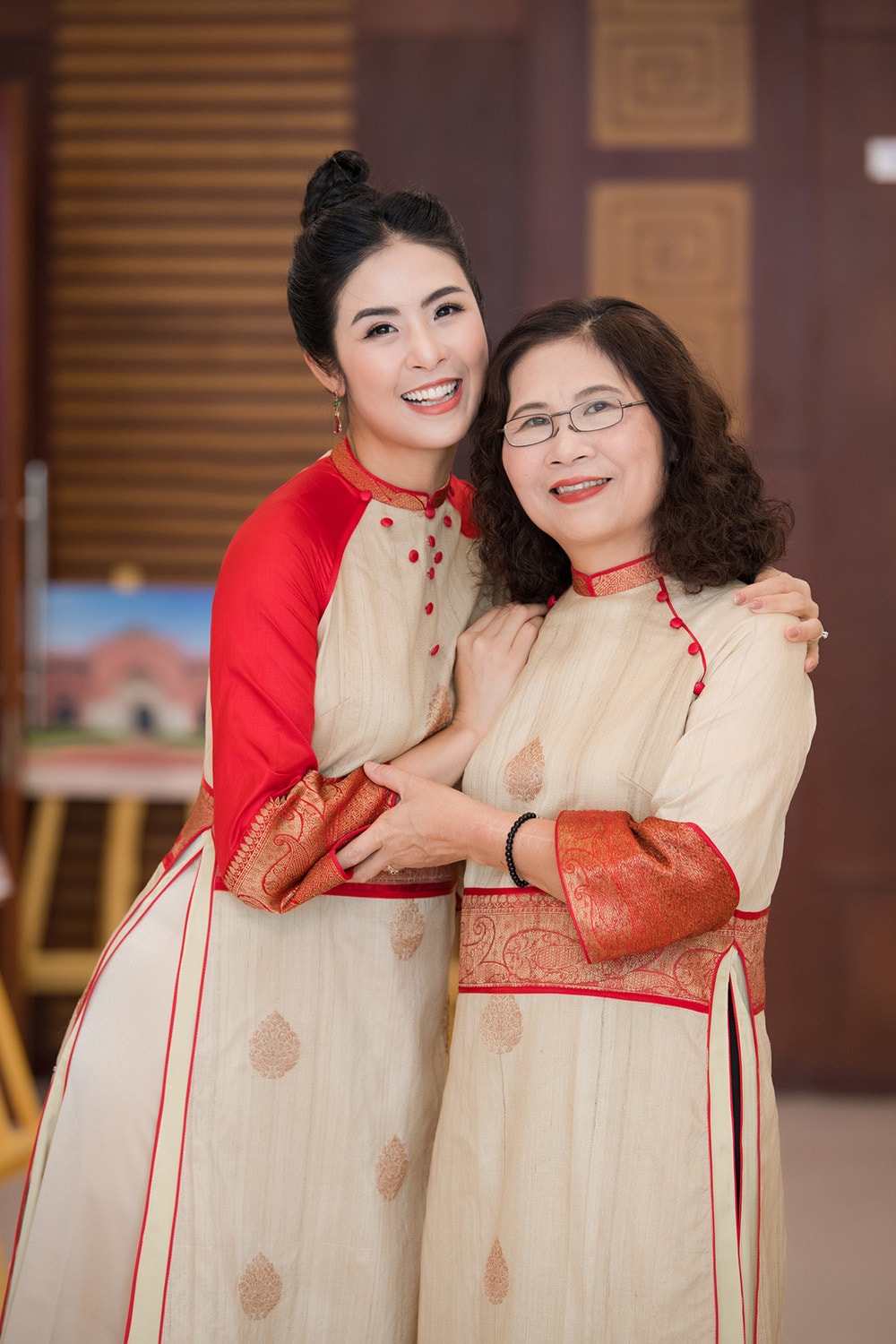 Hoa hậu Ngọc Hân và mẹ rạng rỡ diện áo dài đôi - 2