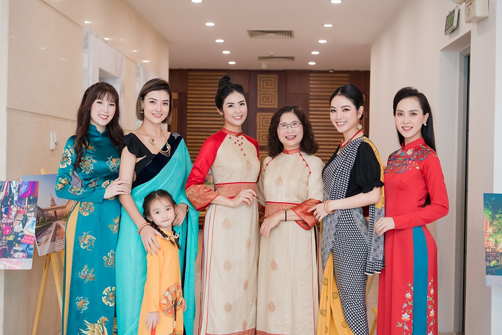 Hoa hậu Ngọc Hân và mẹ rạng rỡ diện áo dài đôi - 1