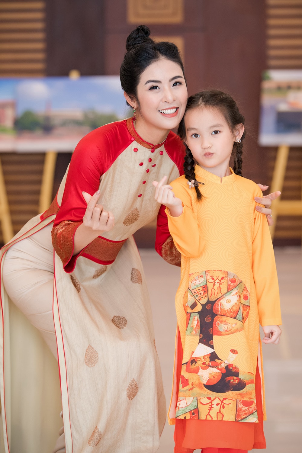 Hoa hậu Ngọc Hân và mẹ rạng rỡ diện áo dài đôi - 6