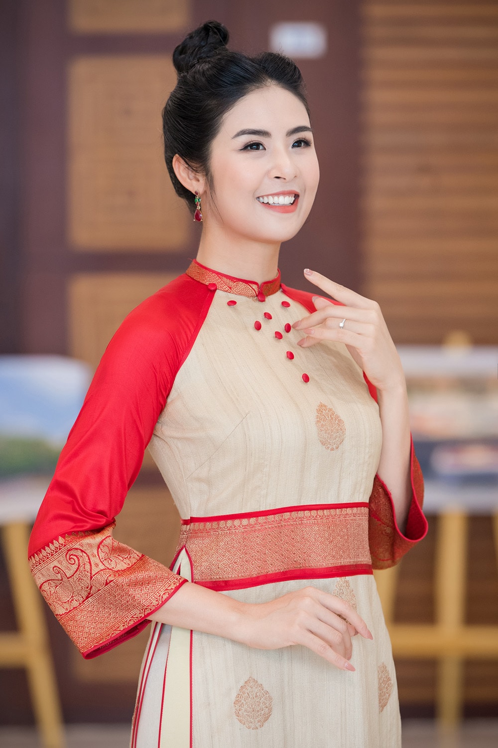 Hoa hậu Ngọc Hân và mẹ rạng rỡ diện áo dài đôi - 7