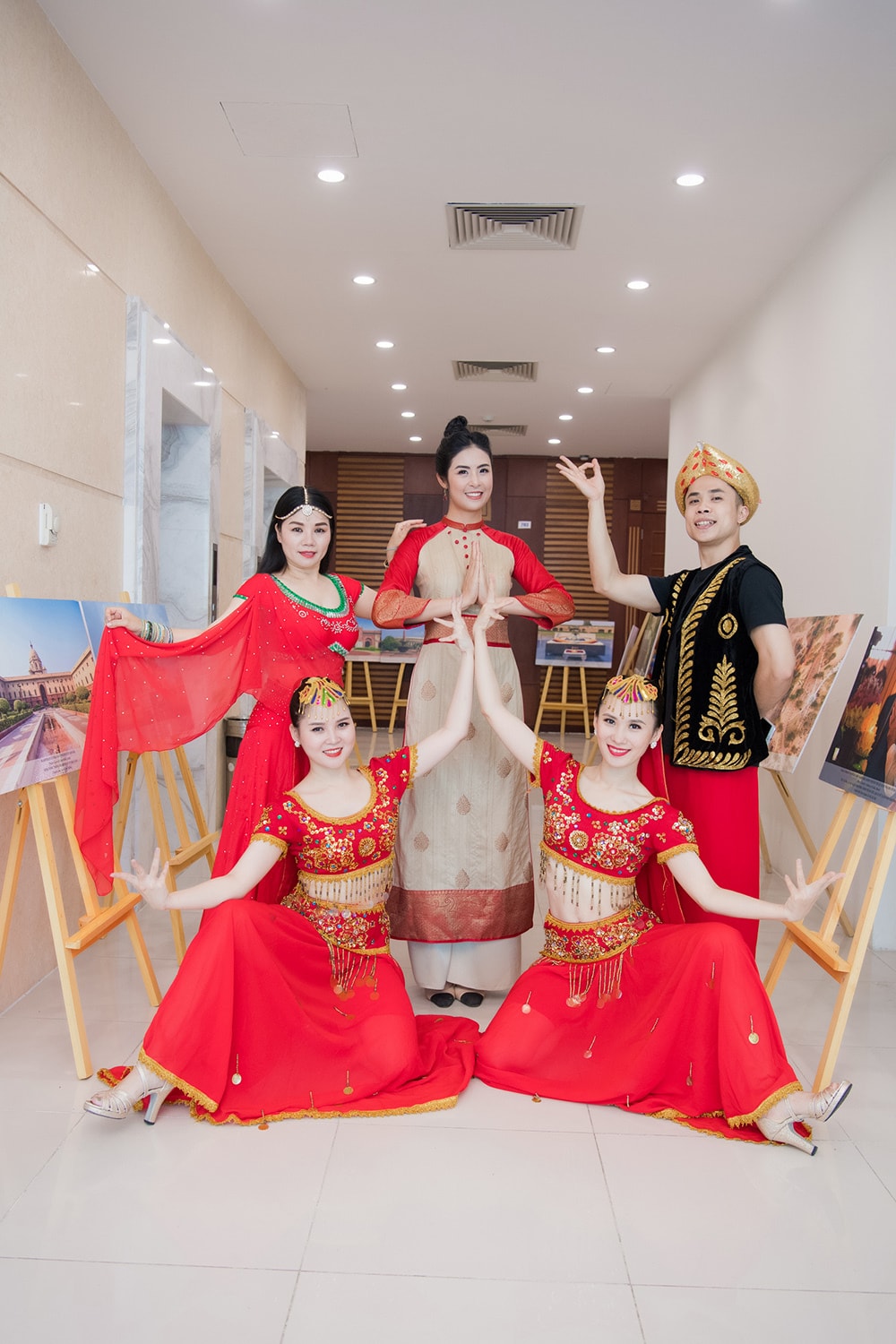 Hoa hậu Ngọc Hân và mẹ rạng rỡ diện áo dài đôi - 8